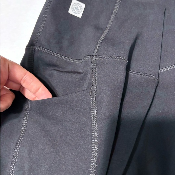 Peter Millar Nova Woman’s Performance Soft Black Leggings. Side Pocket Small - Picture 7 of 11